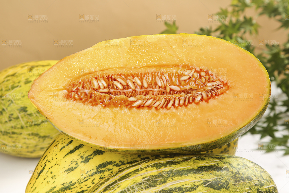 堆放着切开的伽师瓜