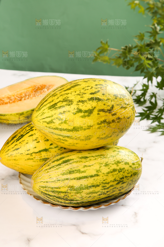 盘子里堆放着的伽师瓜