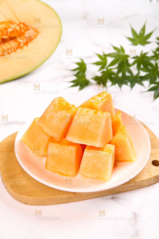 盘子里的切块的伽师瓜