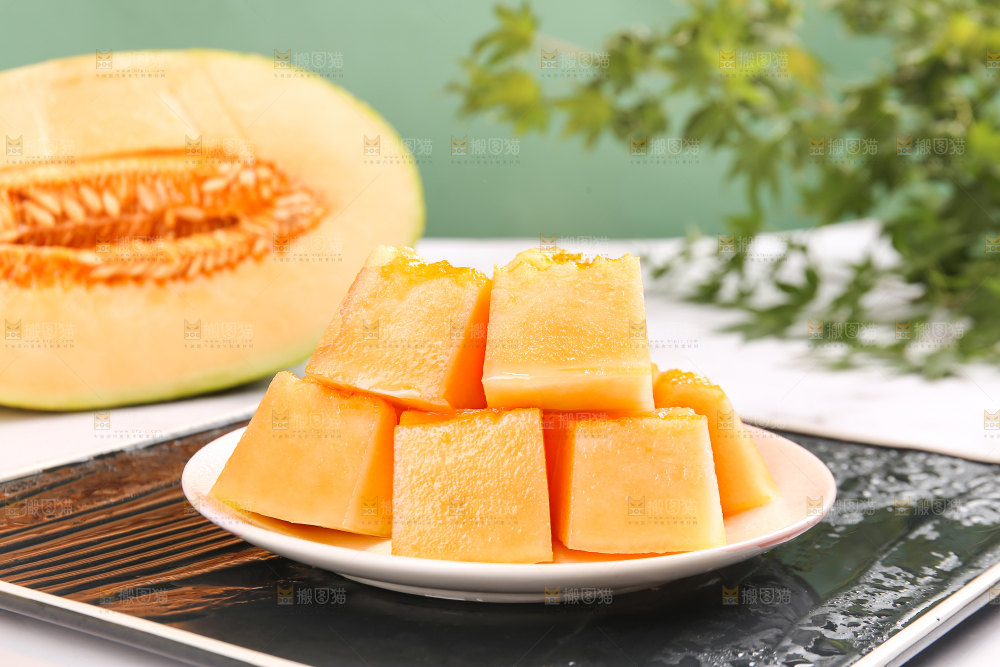 盘子里的切块的伽师瓜