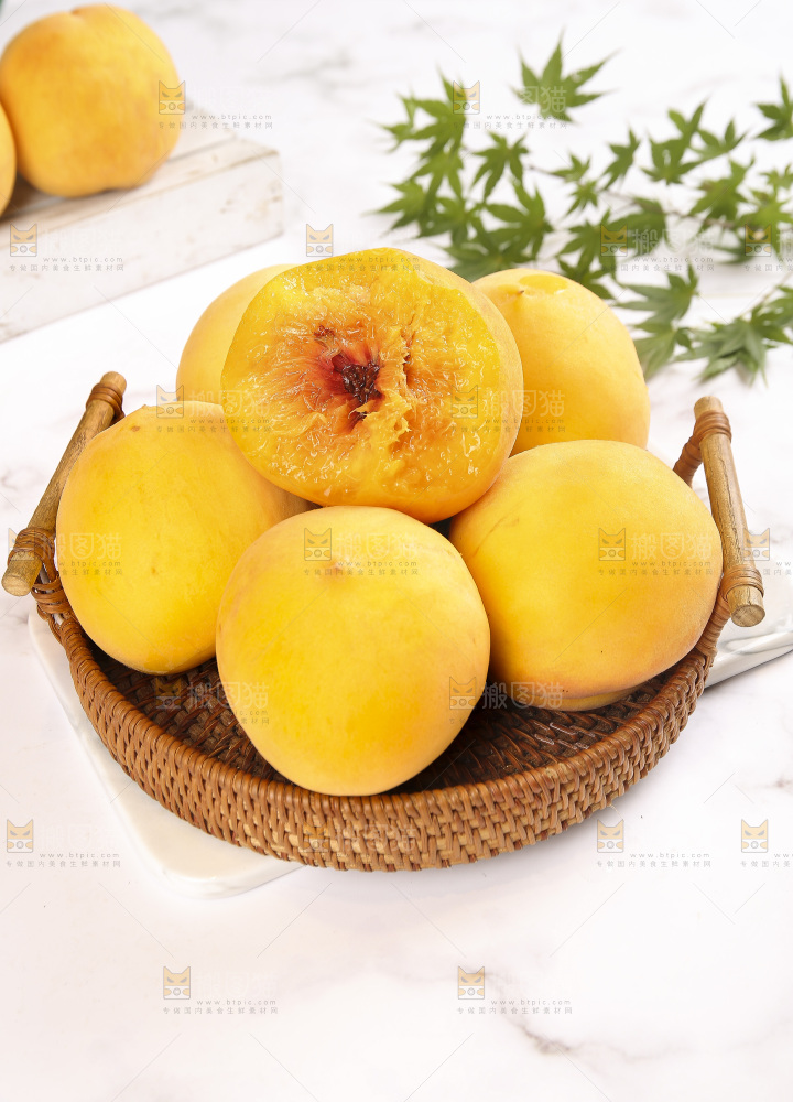 浅底上的一篮炎陵大黄桃