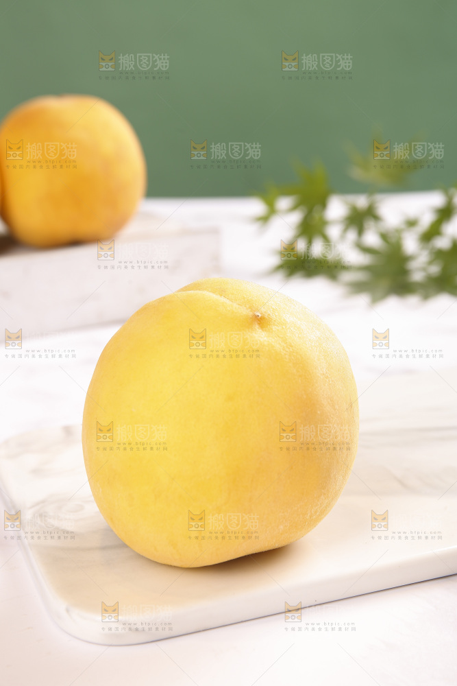 浅底上放着锦绣黄桃