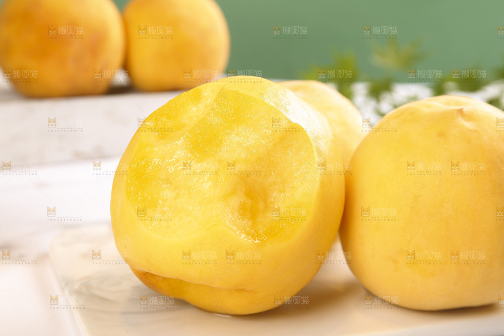 浅底上放着锦绣黄桃