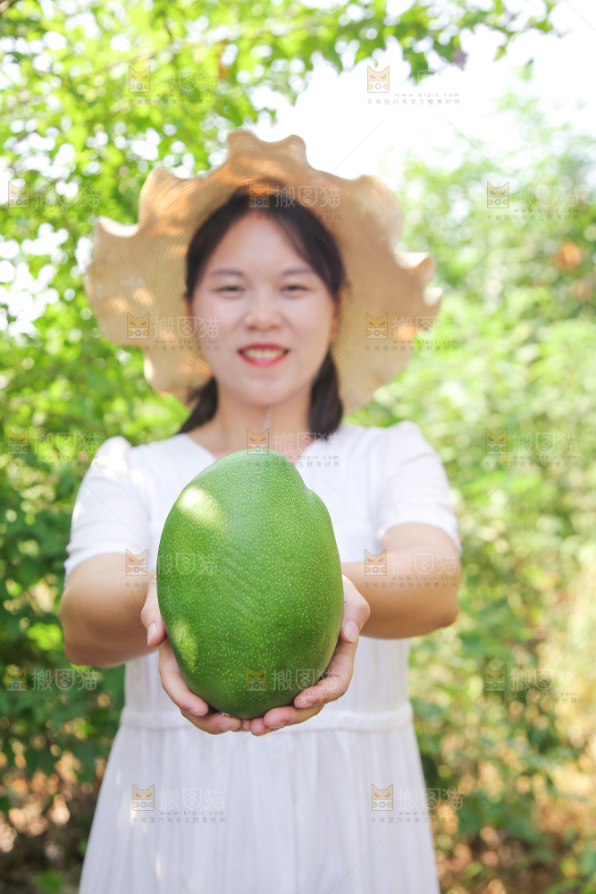 女孩手里拿着凯特芒果