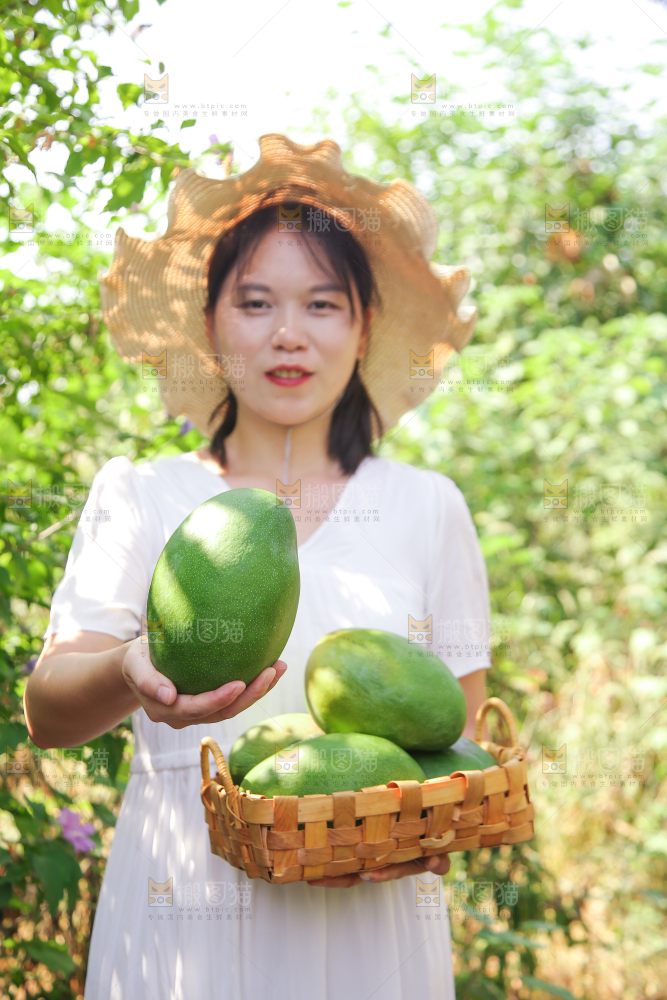 女孩手里拿着青皮凯特芒