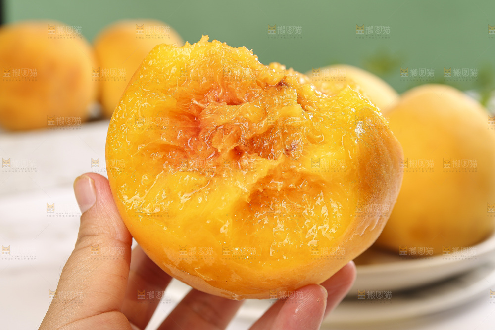 手里拿着炎陵黄桃