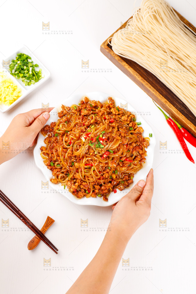 手端着一盘肉末粉条