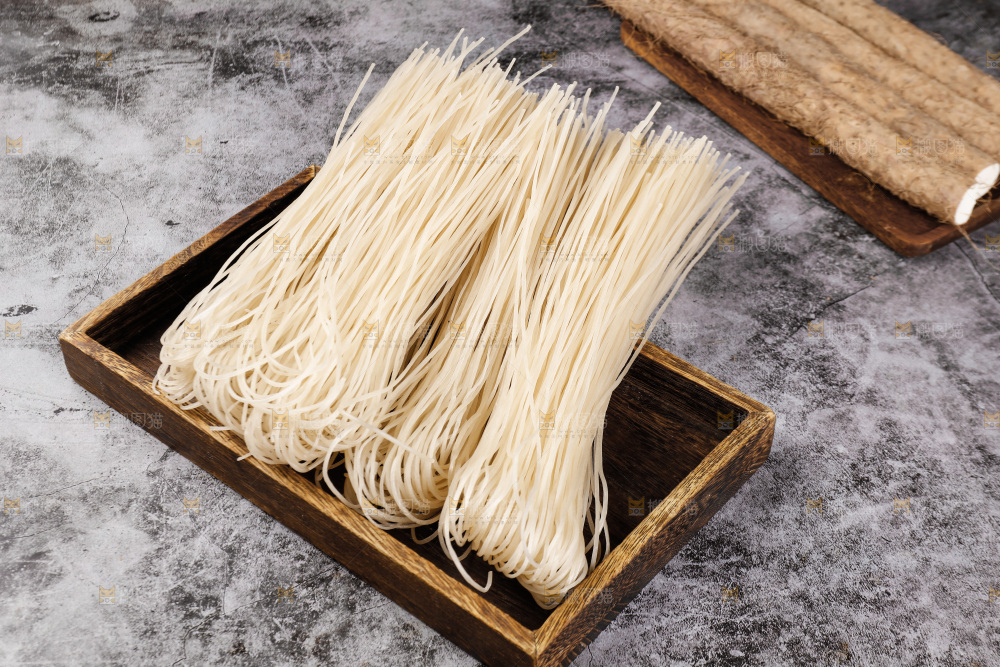 木盘里的野生葛根粉条