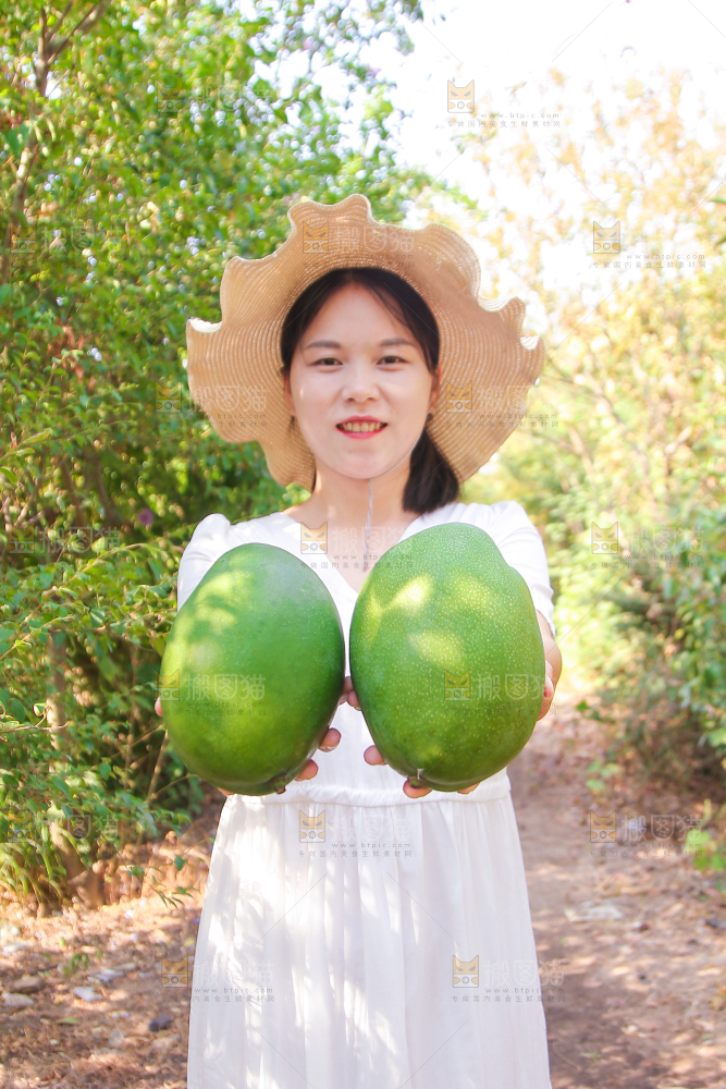 女孩手里拿着凯特芒果