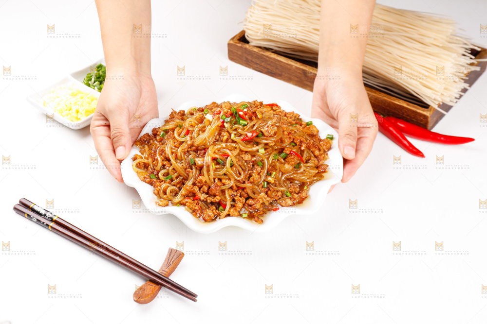 手端着一盘肉末粉条