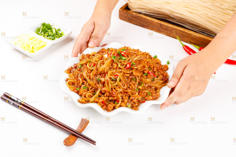 手端着一盘肉末粉条
