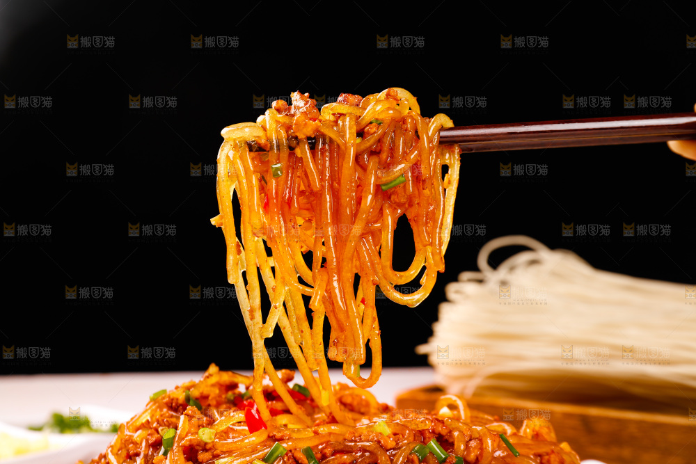 筷子上夹着肉末炒粉条
