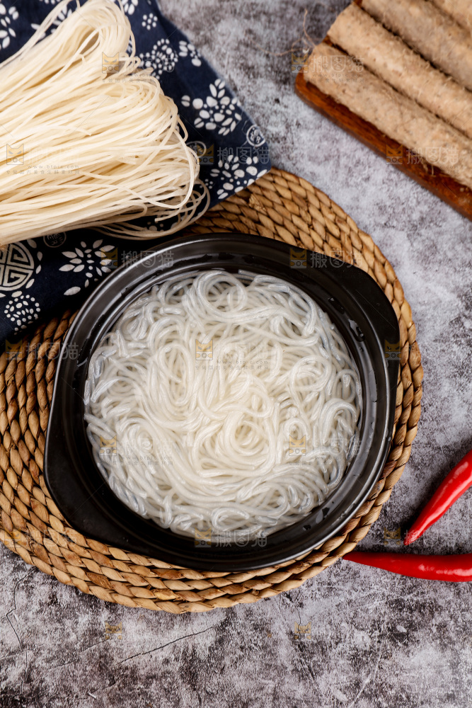 碗里泡着的葛根粉条