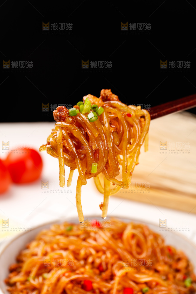筷子上夹着炒粉条