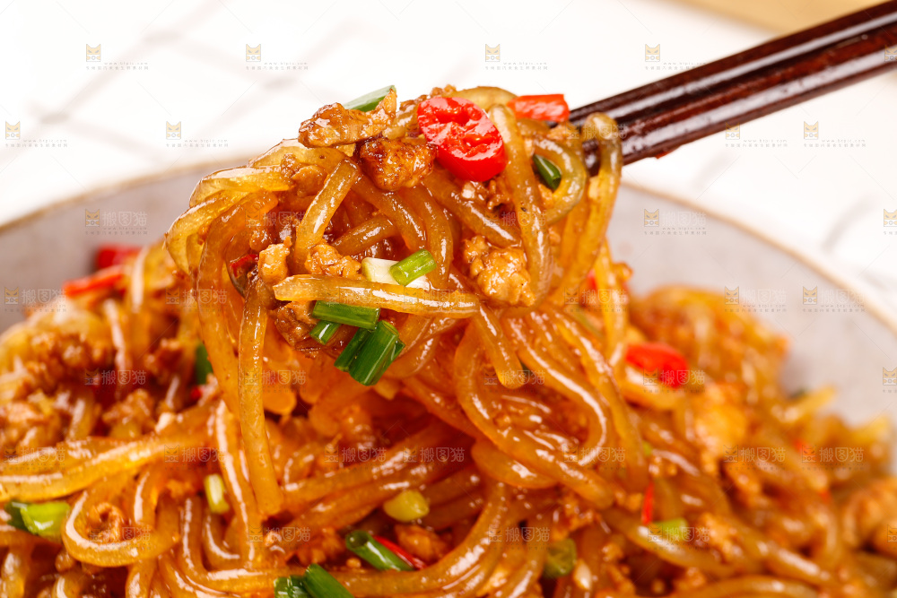 筷子上夹着炒粉条