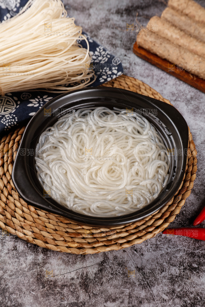 碗里泡着的葛根粉条
