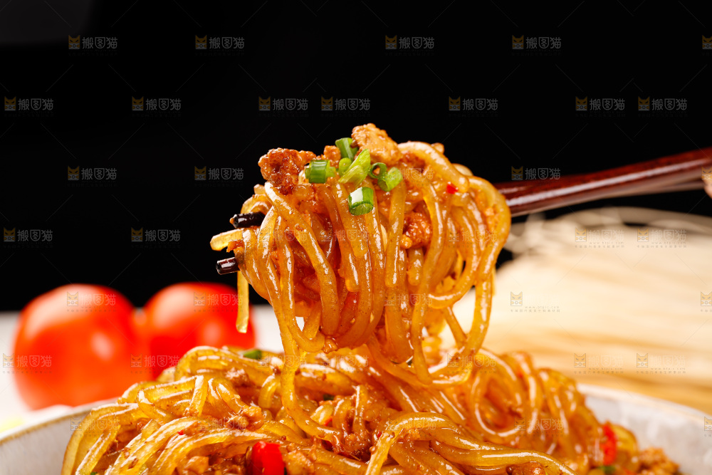 筷子上夹着炒粉条