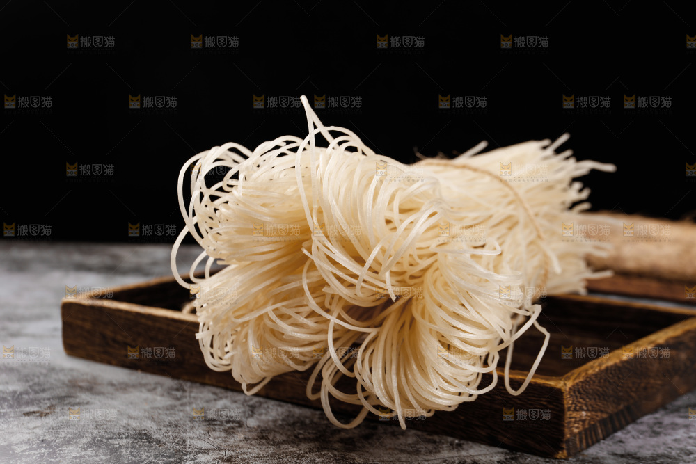 木盘里的野生葛根粉条