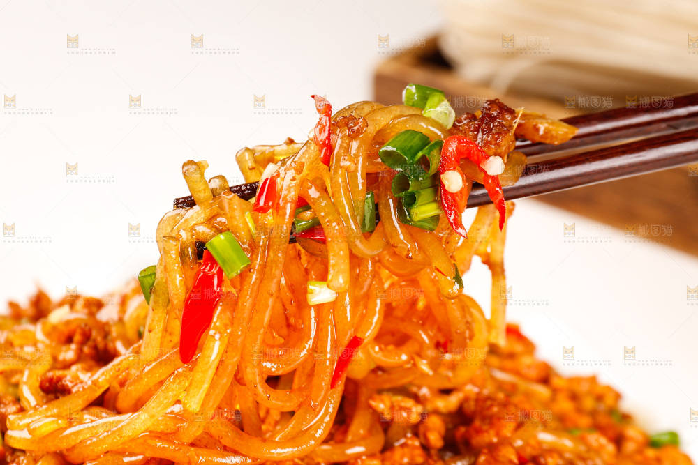 筷子上夹着蚂蚁上树