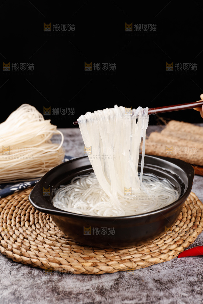 筷子上夹着泡发的葛根粉条