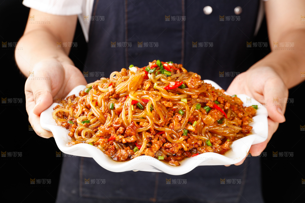手端着一盘肉末粉条