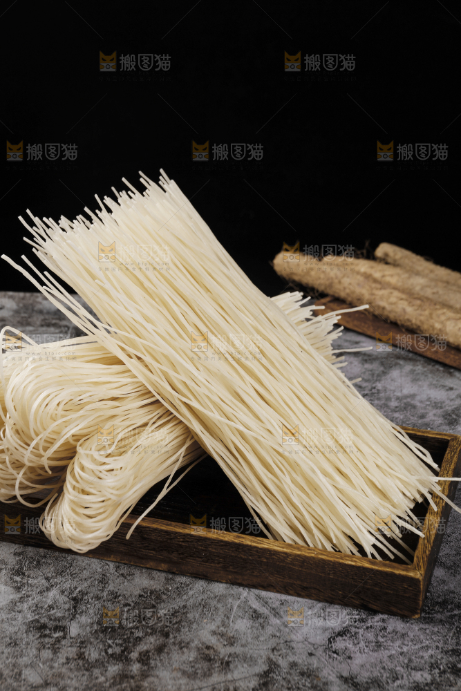 木盘里的野生葛根粉条