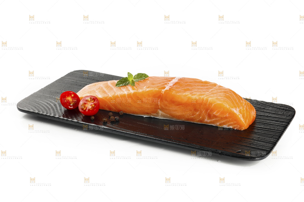 白底上放着一盘三文鱼刺身