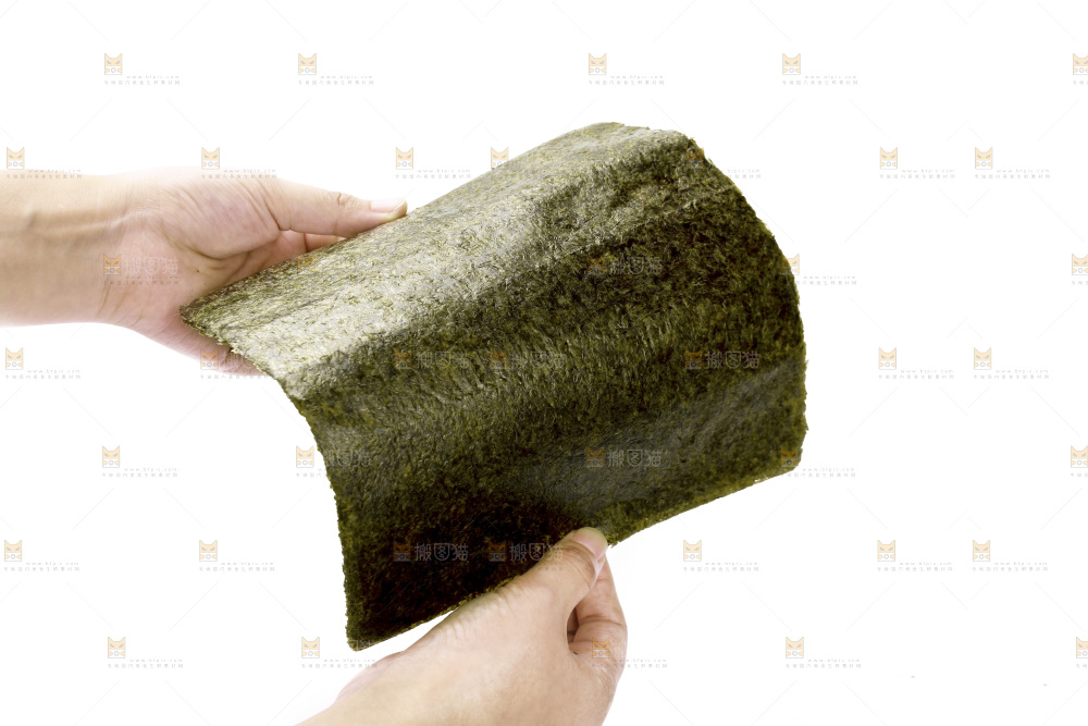 手拿着寿司海苔片
