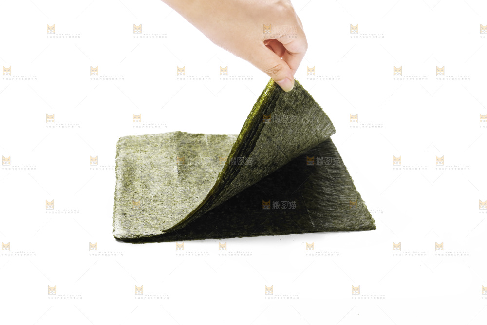 手拿着寿司海苔片