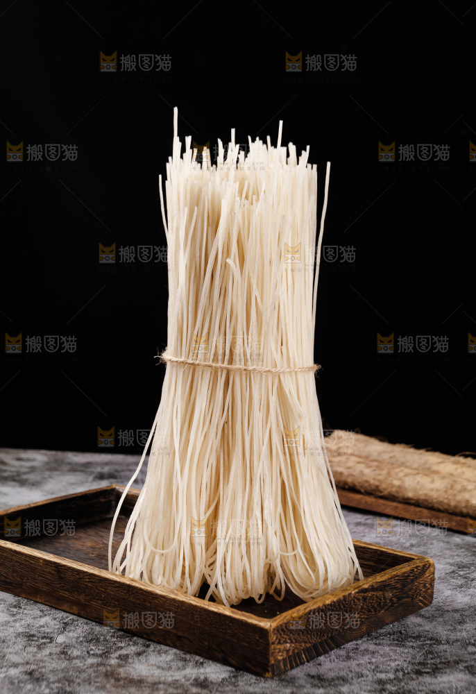木盘里的野生葛根粉条