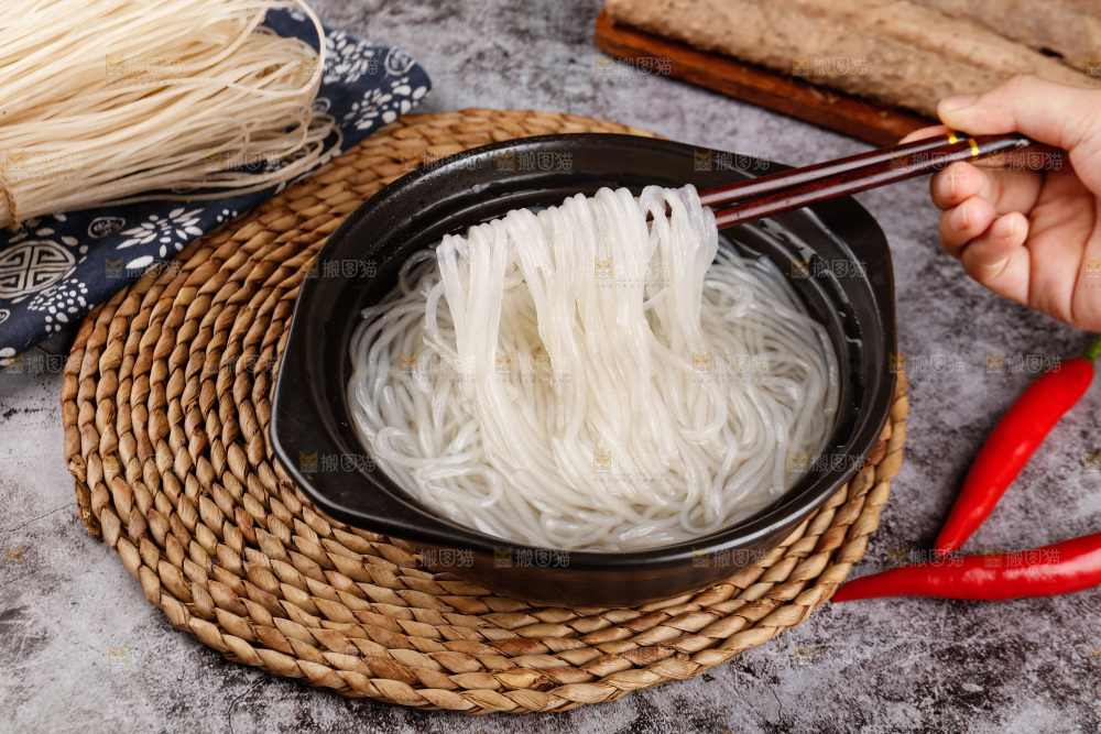 筷子上夹着泡发的葛根粉条