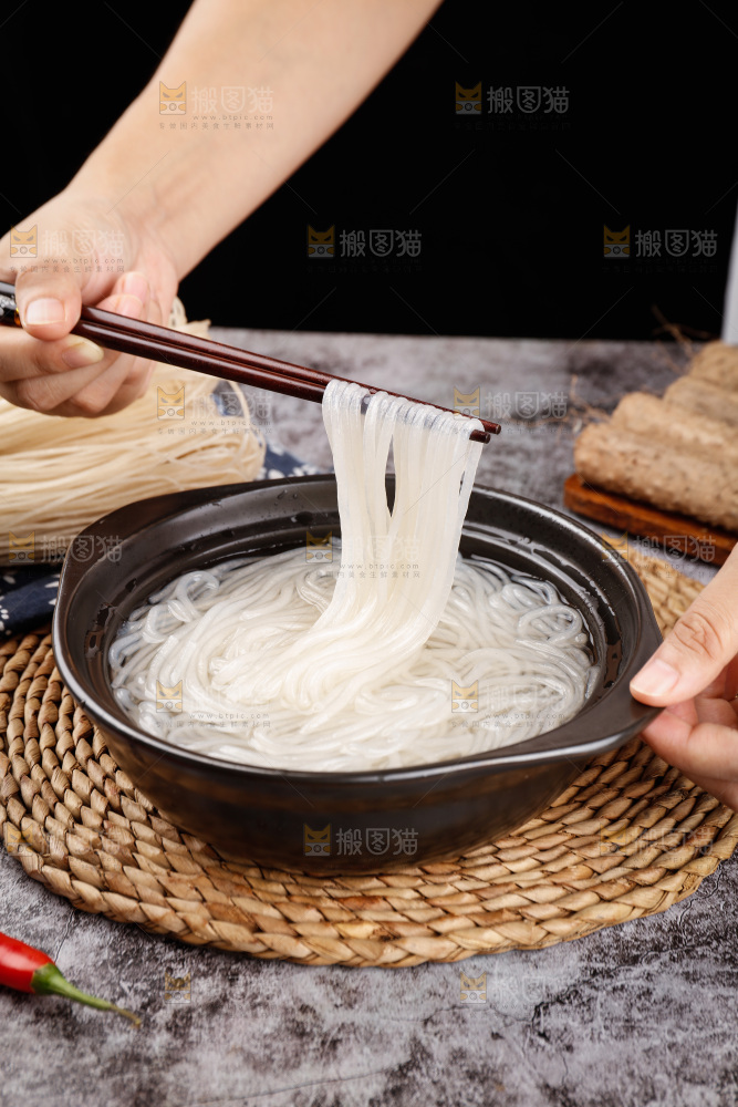 筷子上夹着泡发的葛根粉条