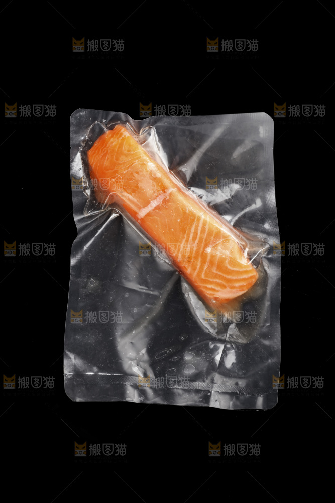 黑底上放着的一袋三文鱼