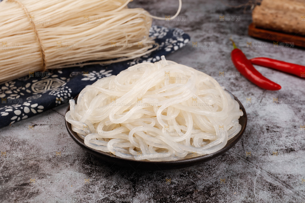 碗里泡好的野生葛根粉条