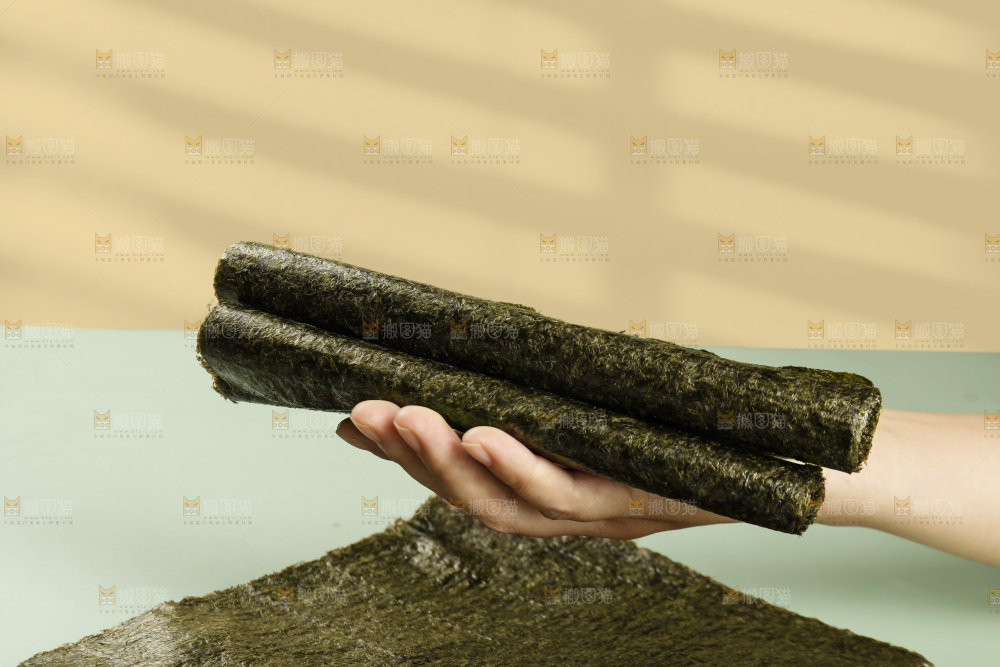 手上放着海苔卷