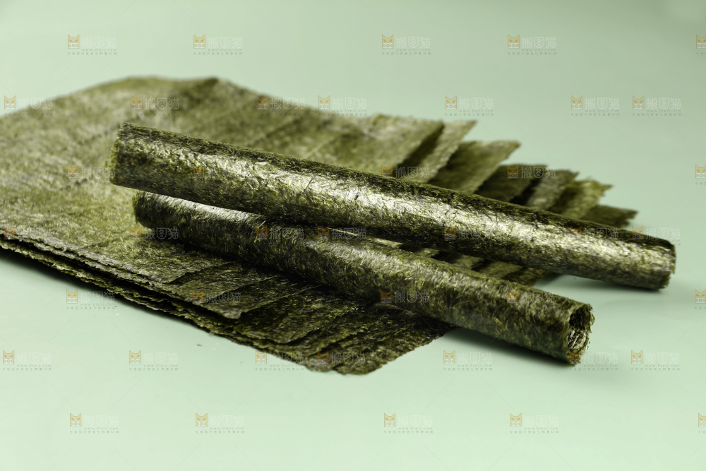 浅底上的海苔卷