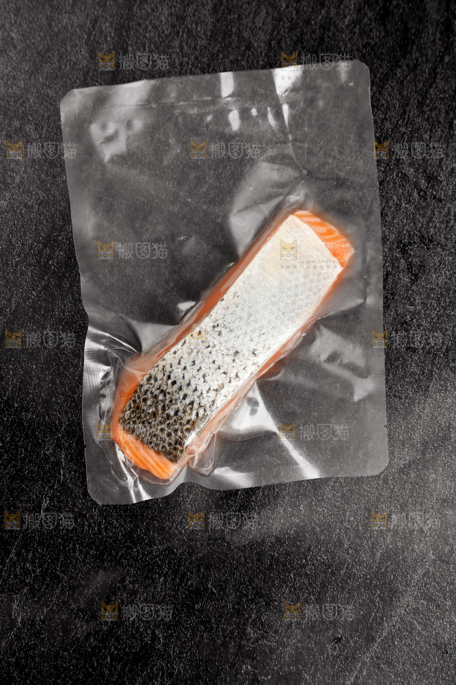 黑底上的一袋三文鱼