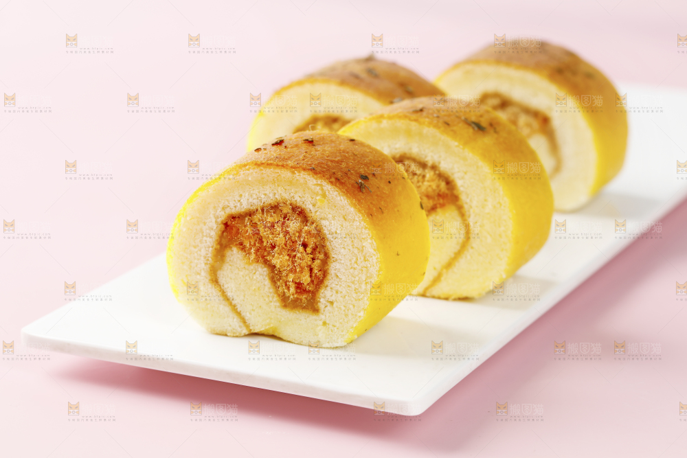 盘子上的肉松蛋糕卷