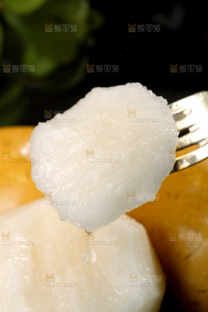 叉子上放着秋月梨果肉
