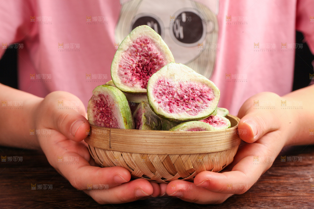 手拿着无花果冻干