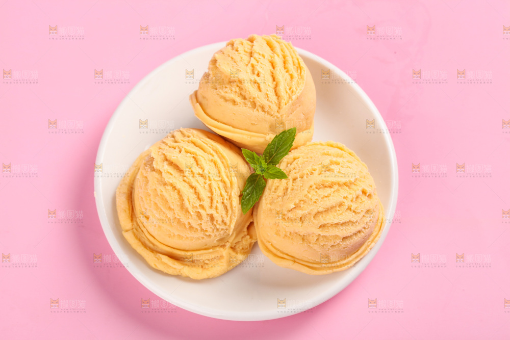 盘子里的奶油冰淇淋