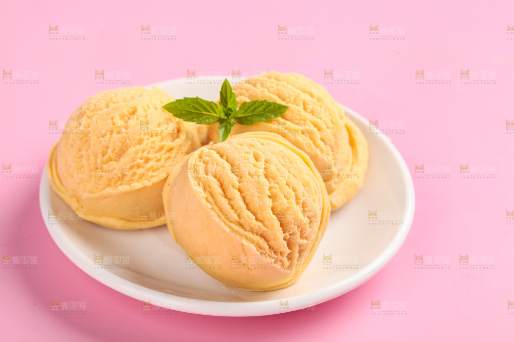 盘子里的奶油冰淇淋