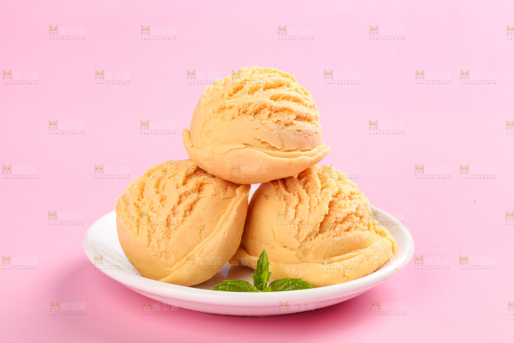 盘子里的奶油冰淇淋