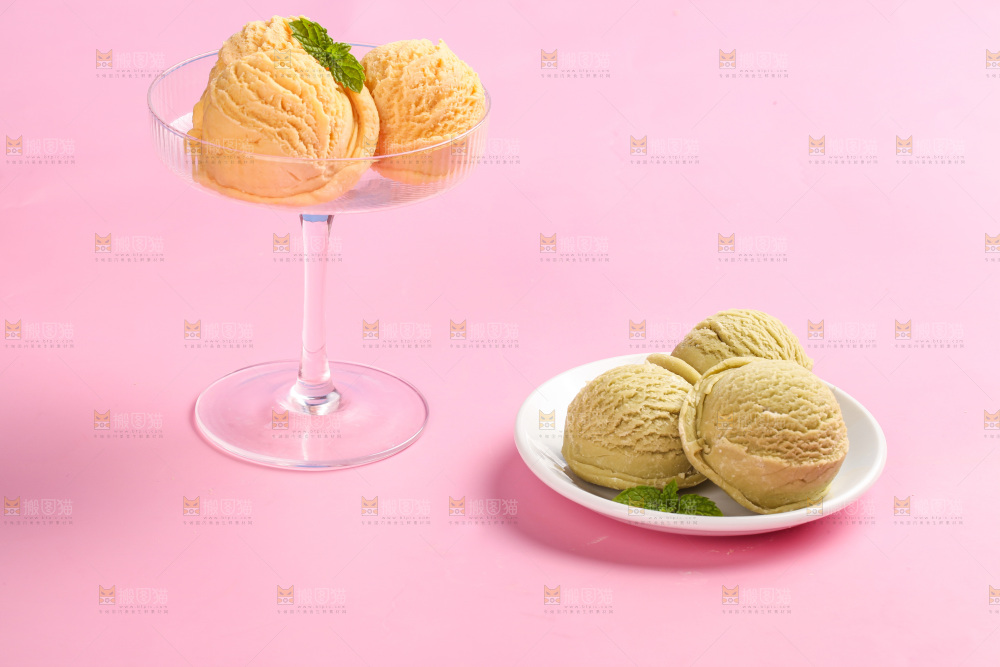 玻璃杯里的冰淇淋球