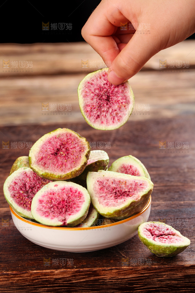 手里拿着无花果冻干
