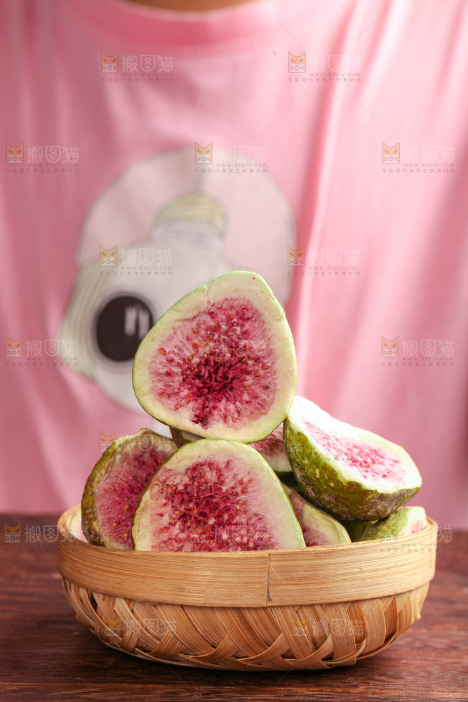 木底上的一篮无花果冻干