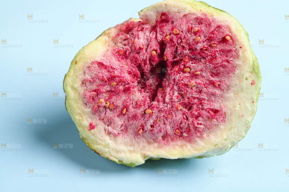 浅底上的无花果冻干
