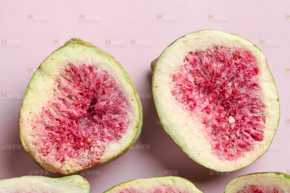 浅底上摆放着新疆无花果干