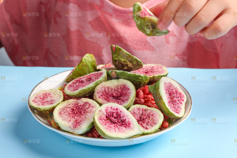 手里拿着无花果干