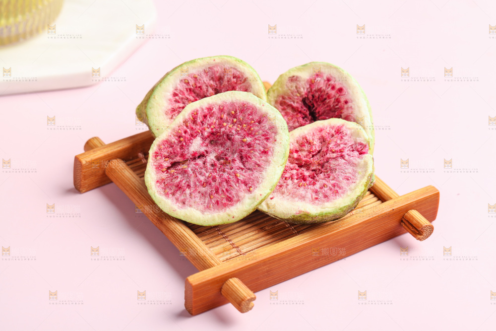 木盘里的冻干无花果